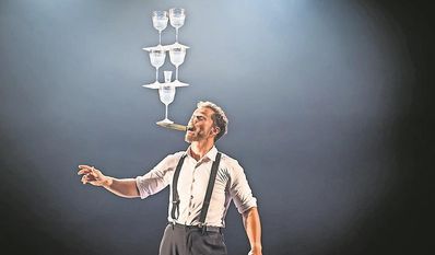 Der Barkeeper David präsentiert seine Fähigkeit, Gläser und Flaschen zu jonglieren und balancieren.