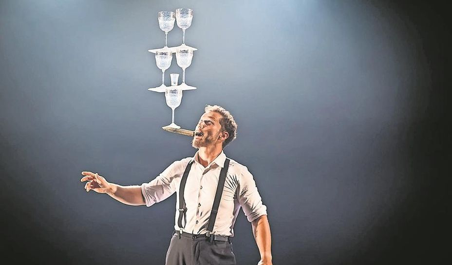 Der Barkeeper David präsentiert seine Fähigkeit, Gläser und Flaschen zu jonglieren und balancieren.