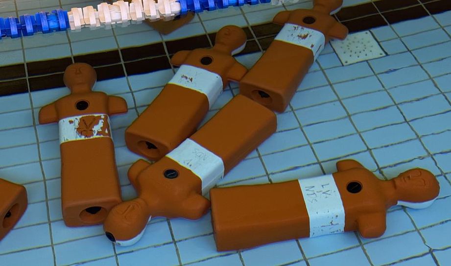 Beim Rettungsschwimmen müssen die Teilnehmer nicht nur Bahnen ziehen, sondern unter anderem auch Dummys aus dem Wasser holen.