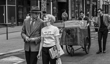 Ähneln äußerlich, in den Sprechweisen und der Gestik den realen Vorbildern: Aubry Dullin spielt Jean-Paul Belmondo, Zoey Deutch spielt Jean Seberg.