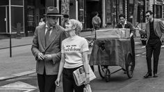Ähneln äußerlich, in den Sprechweisen und der Gestik den realen Vorbildern:  Aubry Dullin spielt Jean-Paul Belmondo, Zoey Deutch spielt Jean Seberg.