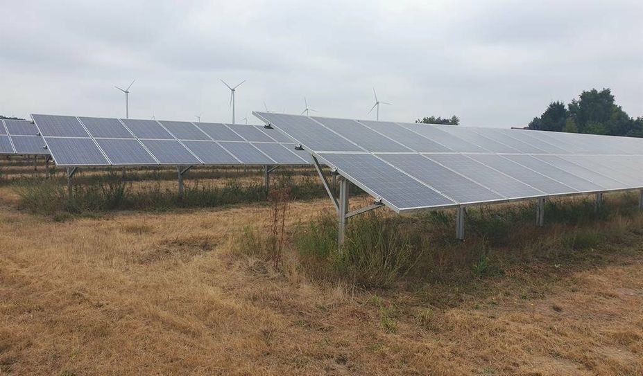 Photovoltaik-Freiflächenanlagen lassen sich nicht mit landwirtschaftlicher Nutzung vereinen. Die Alternative - sogenannte Agrar-Photovoltaikanlagen - ist finanziell weniger attraktiv.