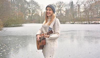 Mia Ohlsen  hat sich das Gitarrespielen mit 19 Jahren selbst beigebracht und machte ihre Leidenschaft zum Beruf.