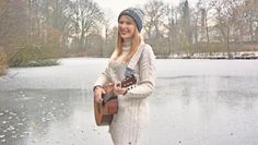 Mia Ohlsen  hat sich das Gitarrespielen mit 19 Jahren selbst beigebracht und machte ihre Leidenschaft zum Beruf.