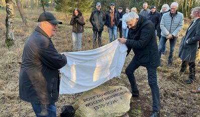 Bürgermeister Torsten Rohde und Dr. Franz-Christian Lenz, 1. Vorsitzender des Vereins „Dorf Teufelsmoor“ bei der Enthüllung des Gedenksteins.