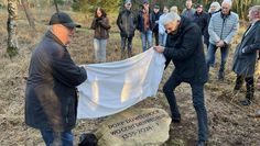 Bürgermeister Torsten Rohde und Dr. Franz-Christian Lenz, 1. Vorsitzender des Vereins „Dorf Teufelsmoor“ bei der Enthüllung des Gedenksteins.