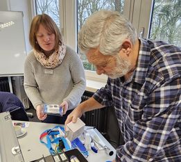 Elise Wigger-Stelter ist eine der Ansprechpartnerinnen und Wohn-Erleichterer Ralf Bierhorst kennt viele Hilfsmittel, die das Leben erleichtern.