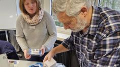 Elise Wigger-Stelter ist eine der Ansprechpartnerinnen und Wohn-Erleichterer Ralf Bierhorst kennt viele Hilfsmittel, die das Leben erleichtern.