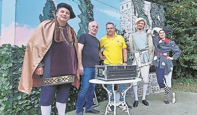 Das Team der Freilichtbühne um Jörg Flömer (2.v.l.) freuen sich über die Spende.