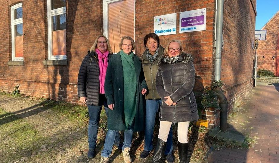 Elke Böschen, (Teilnehmerin bei der letzten Trauerreise) mit Bettina Szlagowski, Bettina Rolf-Pissarczyk und Stefanie Garbade vom Hospizdienst.