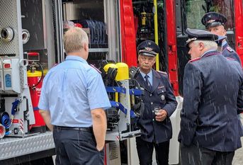 Fachgespräche im Dauerregen: Ortsbrandmeister Jürgen Aldag präsentiert das neue Fahrzeug.
