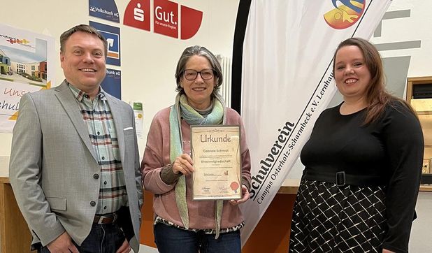 Gabriele Schmidt (Mitte) freut sich über die Anerkennung ihrer Arbeit. Angelique Zimmermann und Michael Timmermann.