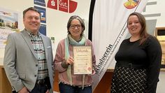 Gabriele Schmidt (Mitte) freut sich über die Anerkennung ihrer Arbeit. Angelique Zimmermann und Michael Timmermann.