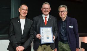 Thorsten Milenz (links),Geschäftsführer der Touristikagentur Teufelsmoor-Worpswede-Unterweser e.V., und Landrat Bernd Lütjen (rechts) nahmen die Auszeichnung entgegen.