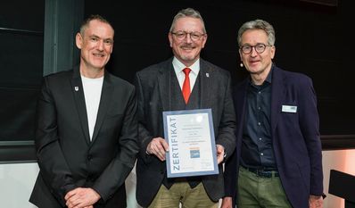 Thorsten Milenz (links),Geschäftsführer der Touristikagentur Teufelsmoor-Worpswede-Unterweser e.V., und Landrat Bernd Lütjen (rechts) nahmen die Auszeichnung entgegen.