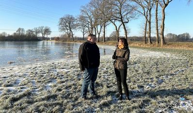 Ministerin Miriam Staudte im Austausch mit Landwirt Janek Böschen aus Grasberg.