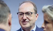 Deutschlands härtester Türsteher: Bundesinnenminister Alexander Dobrindt (CSU).