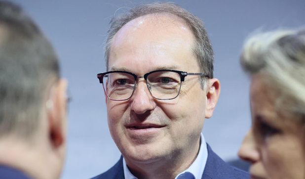 Deutschlands härtester Türsteher: Bundesinnenminister Alexander Dobrindt (CSU).