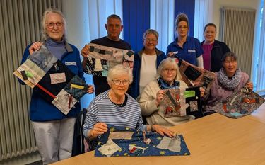 Die Frauen wollen mit ihren Decken Demenzerkrankten helfen.