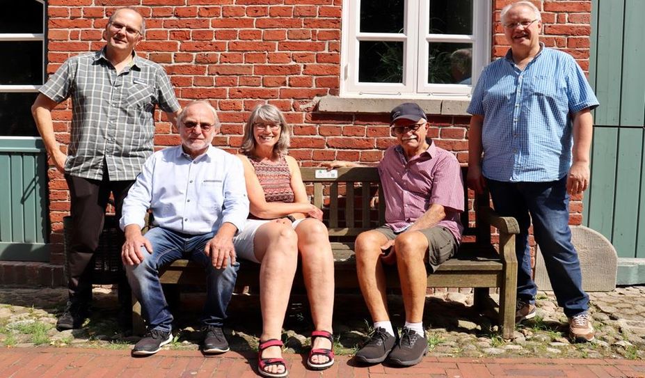 Michael Blechmann und Uwe Buck (stehend), Vertreter der Gemeinde Worpswede, unterstützen die Arbeit des Seniorenbeirats. Dessen erster Vorsitzender Hans-Helmut Pein, Schriftführerin Silke Zacharias und der 2. Vorsitzende Kai Faouzi blicken auf erfolgreiche Jahre zurück.