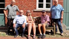 Michael Blechmann und Uwe Buck (stehend), Vertreter der Gemeinde Worpswede, unterstützen die Arbeit des Seniorenbeirats. Dessen erster Vorsitzender Hans-Helmut Pein, Schriftführerin Silke Zacharias und der 2. Vorsitzende Kai Faouzi blicken auf erfolgreiche Jahre zurück.
