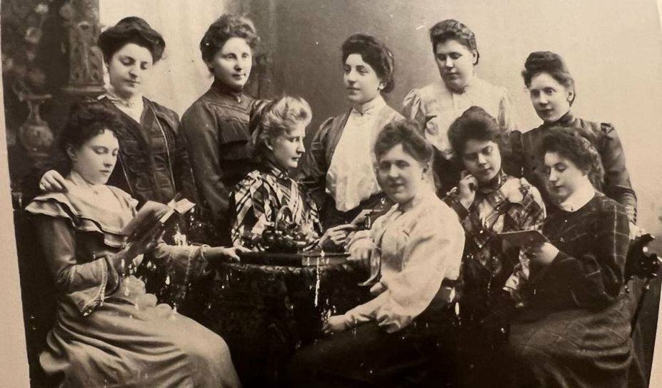 Die in Bremervörde geborene Jüdin Frieda Heyn (hintere Reihe, stehend, Mitte) wählte als Opfer nationalsozialistischer Verfolgung  1938 den Freitod in Hamburg. Das Foto zeigt sie 1907 als 23-Jährige bei einem „Kränzchen“ in Bremervörde.