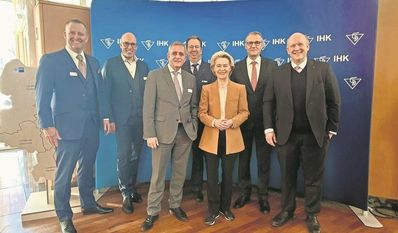 Ursula von der Leyen mit den IHK-Vize-Präsidenten Andreas Meyer aus Bremervörde (li.) und Professor Bernd Afflerbach (Matthäi Bauunternehmen GmbH; dritter v.l.) sowie mit IHK-Präsident Matthias Kohlmann (zweiter von rechts) und mit IHK-Hauptgeschäftsführer Christoph von Speßhardt (re.).