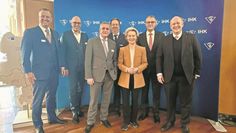 Ursula von der Leyen mit den IHK-Vize-Präsidenten Andreas Meyer aus Bremervörde (li.) und Professor Bernd Afflerbach (Matthäi Bauunternehmen GmbH; dritter v.l.) sowie mit IHK-Präsident Matthias Kohlmann (zweiter von rechts) und mit IHK-Hauptgeschäftsführer Christoph von Speßhardt (re.).