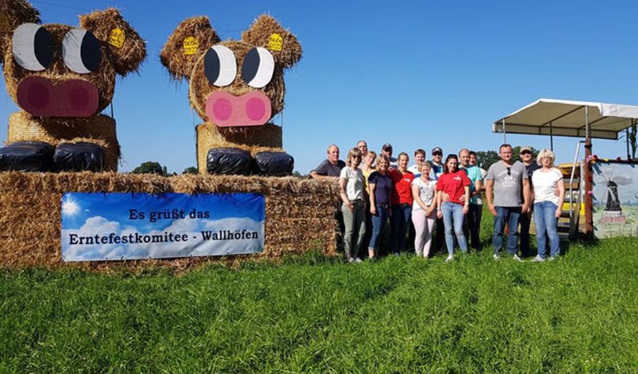 Viele bunte Erntewagen können am Sonntag, 1. September, in Wallhöfen bestaunt werden.