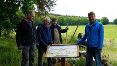 Mitarbeiter der Ländlichen Erwachsenenbildung haben mit Ortsvorsteher Gerhard Hillmann (2. v. l.) und Detlev Dirks (rechts) neue Schautafeln aufgestellt.