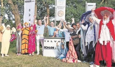 Das Ensemble der Freilichtbühne kann vor Freude kaum stillstehen.