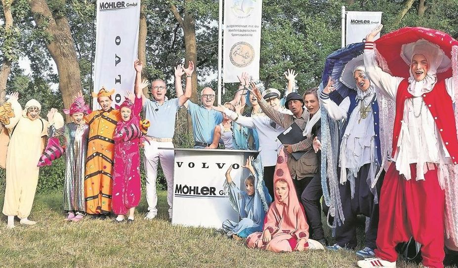 Das Ensemble der Freilichtbühne kann vor Freude kaum stillstehen.