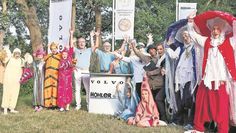 Das Ensemble der Freilichtbühne kann vor Freude kaum stillstehen.