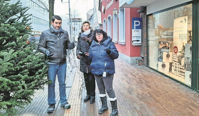 Mitglieder der Arbeitsgruppe Alte Straße ärgern sich über zerschnittene Lichterketten.