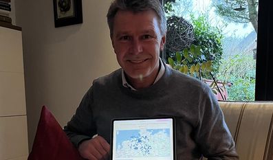 Als begeisterter Weihnachtsmarktbesucher hilft er anderen Weihnachtsfans, die Märkte in der Region zu entdecken.