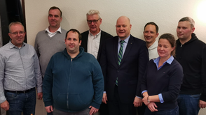 Felix Westpfahl (mit Krawatte) möchte im kommenden Jahr Bürgermeister werden und die Politik in Worpswede verändern.