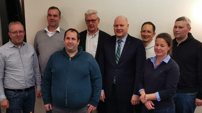 Felix Westpfahl (mit Krawatte) möchte im kommenden Jahr Bürgermeister werden und die Politik in Worpswede verändern.