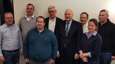 Felix Westpfahl (mit Krawatte) möchte im kommenden Jahr Bürgermeister werden und die Politik in Worpswede verändern.