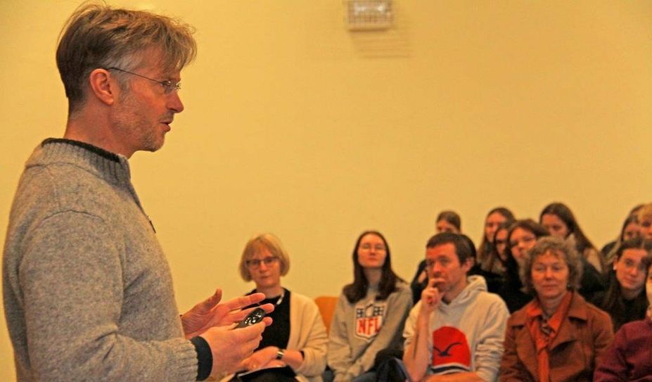 Professor Markus Tiedemann erklärte in seinem Vortrag vor Schüler:innen der IGS Erscheinungsformen und Strategien des Geschichtsrevisionismus. Foto: jm