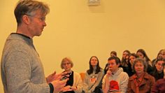 Professor Markus Tiedemann erklärte in seinem Vortrag vor Schüler:innen der IGS Erscheinungsformen und Strategien des Geschichtsrevisionismus. Foto: jm
