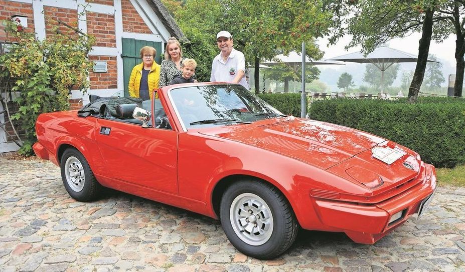 Familie Busch vor dem Triumph TR7 Cabrio (deutsche Ausführung).