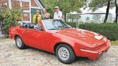 Familie Busch vor dem Triumph TR7 Cabrio (deutsche Ausführung).