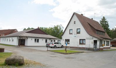 Heutzutage ist das Gebäude das Dörphus, in dem auch die Feierlichkeiten zum Jubiläum stattfinden.