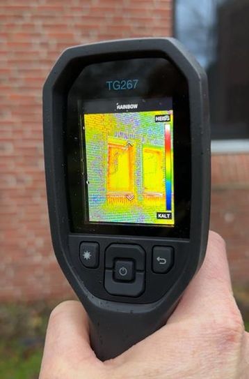 Mit einer Wärmebildkamera lassen sich mögliche Schwachstellen leichter entdecken und anschließend beheben.