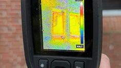 Mit einer Wärmebildkamera lassen sich mögliche Schwachstellen leichter entdecken und anschließend beheben.