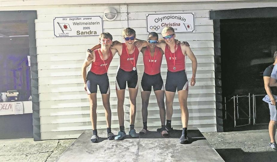 Henning Licht (rechts) und seine Mannschaft sind sichtlich stolz auf ihren Sieg.