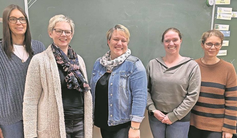 Melanie Hinck (v. li.) und Tanja Tiedemann (ehemalige Vorstandsmitglieder), Maria Börger und Nicole Braun (1. Und 2. Vorsitzende) und Elke Wladarsch (Schulleiterin).