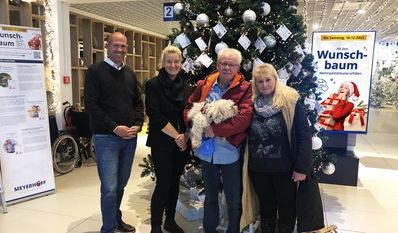 Stephan Graf-Peschau (Haus am Hang), Frederike Pathe (KiTa Buschhausen) und Horst und Christine ienow mit Hund Gerda vom Tiergnadenhof Rasselbande e.V. in Sandbostel.