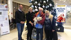 Stephan Graf-Peschau (Haus am Hang), Frederike Pathe (KiTa Buschhausen) und Horst und Christine ienow mit Hund Gerda vom Tiergnadenhof Rasselbande e.V. in Sandbostel.
