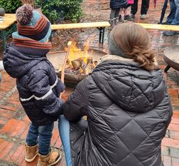 Am offenen Feuer kann Stockbrot gegrillt werden.